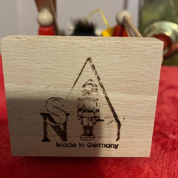 Ski Santa with sunglasses nutcracker - Picture 7 of 13